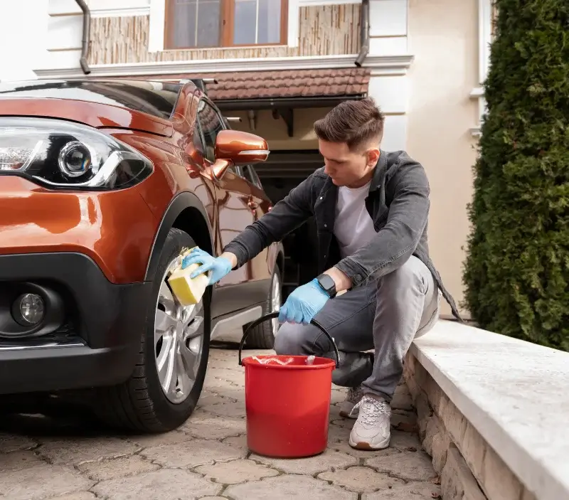 Lavage auto à domicile Saint-Martin-de-Londres : professionnel intervenant sur un véhicule
